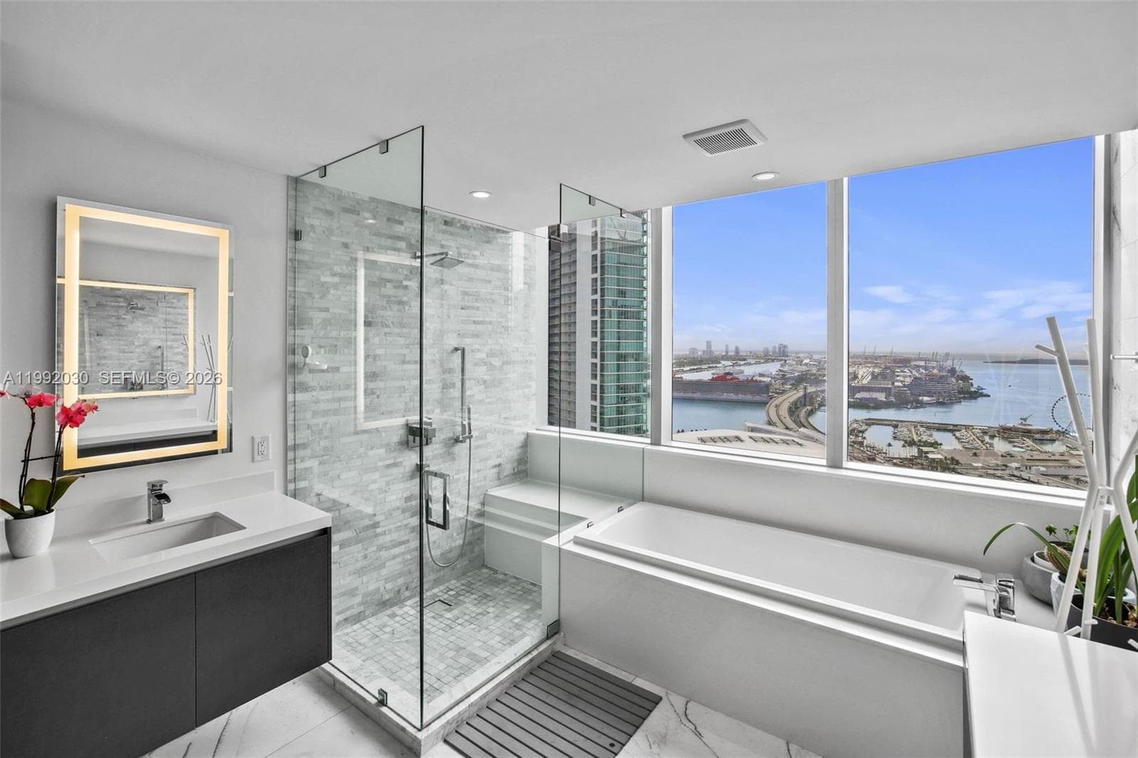 851 NE 1st Ave # 3211, Miami FL 33132 — 33