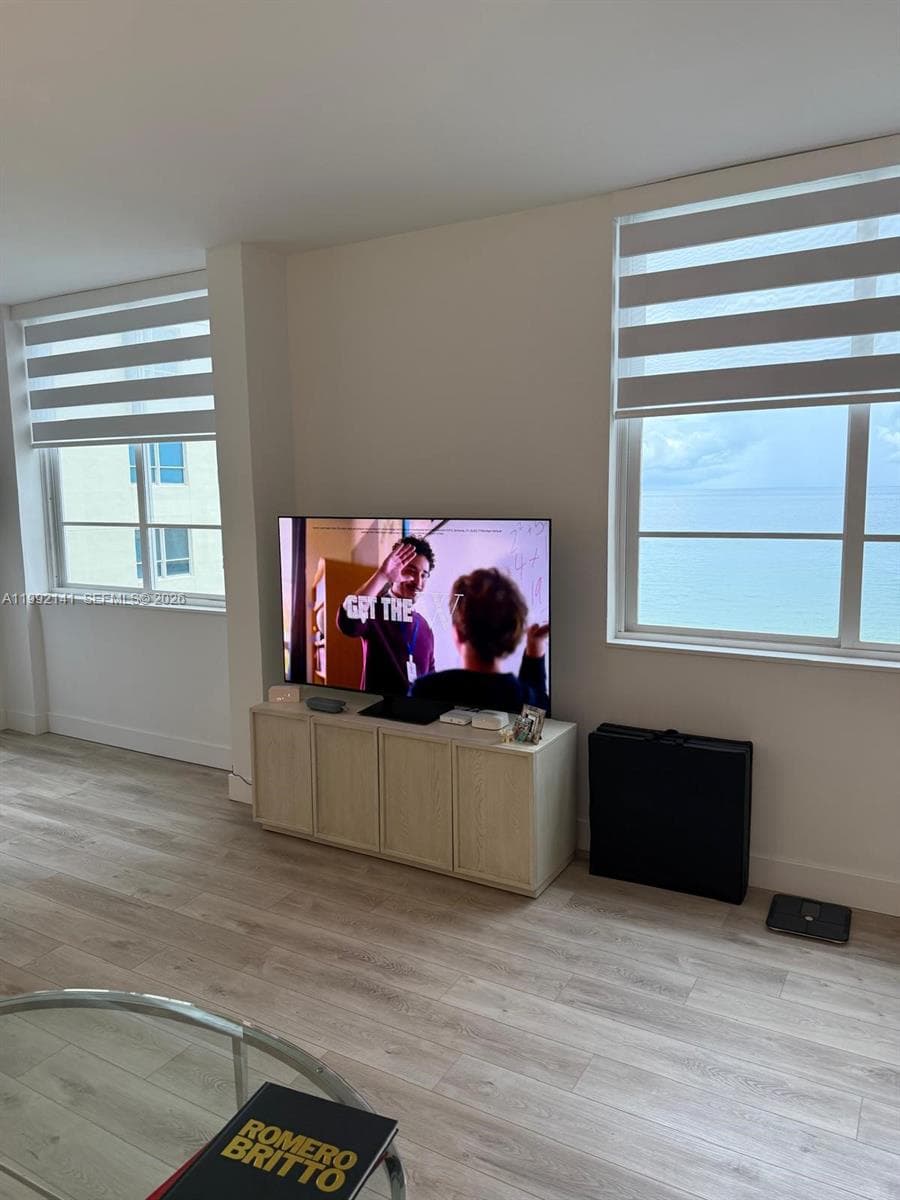 5005 Collins Ave # 1525, Miami Beach FL 33140 — 8