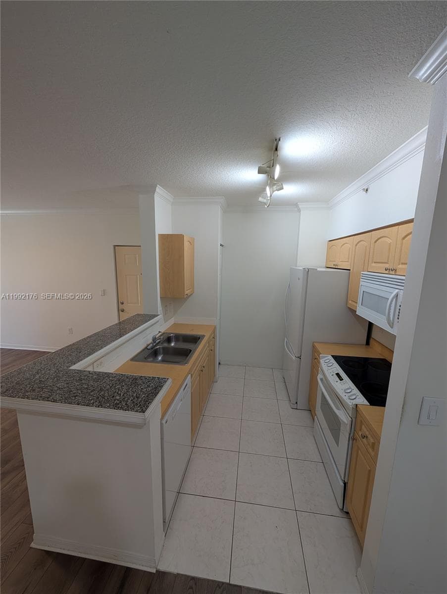6831 SW 44th St # 203, Miami FL 33155 — 6