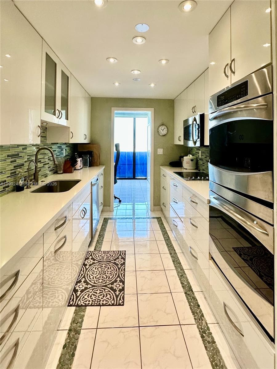 19667 Turnberry Way # 22E, Aventura FL 33180 — 5