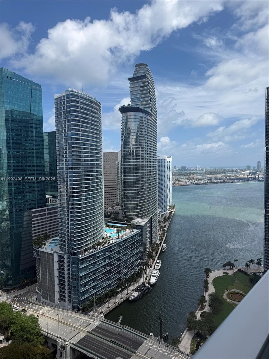 77 SE 5th St # 2204, Miami FL 33131 — 30