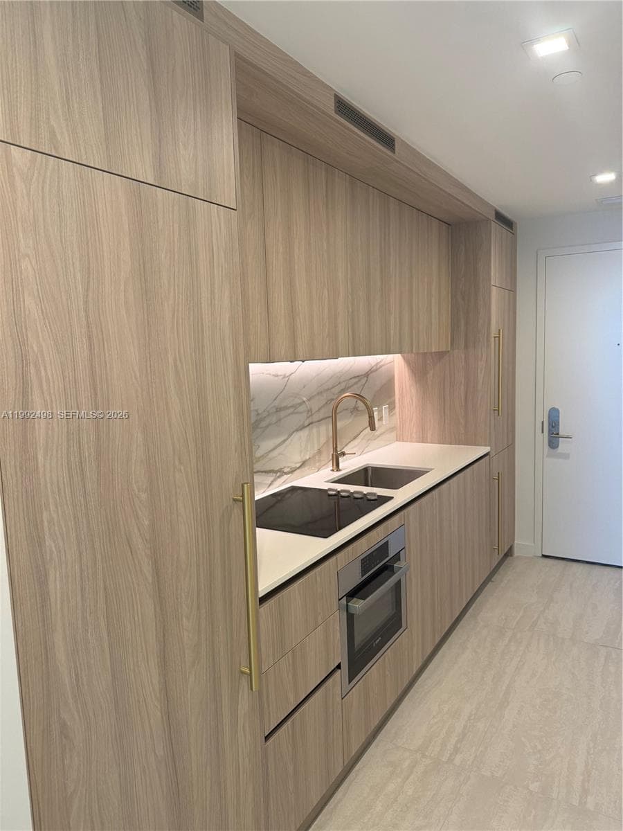 77 SE 5th St # 2204, Miami FL 33131 — 25