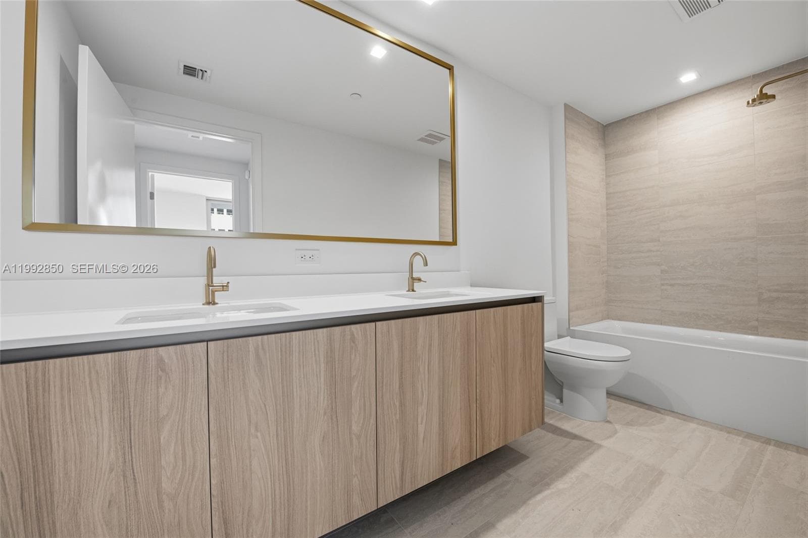 77 SE 5th Street # 2914, Miami FL 33131 — 25