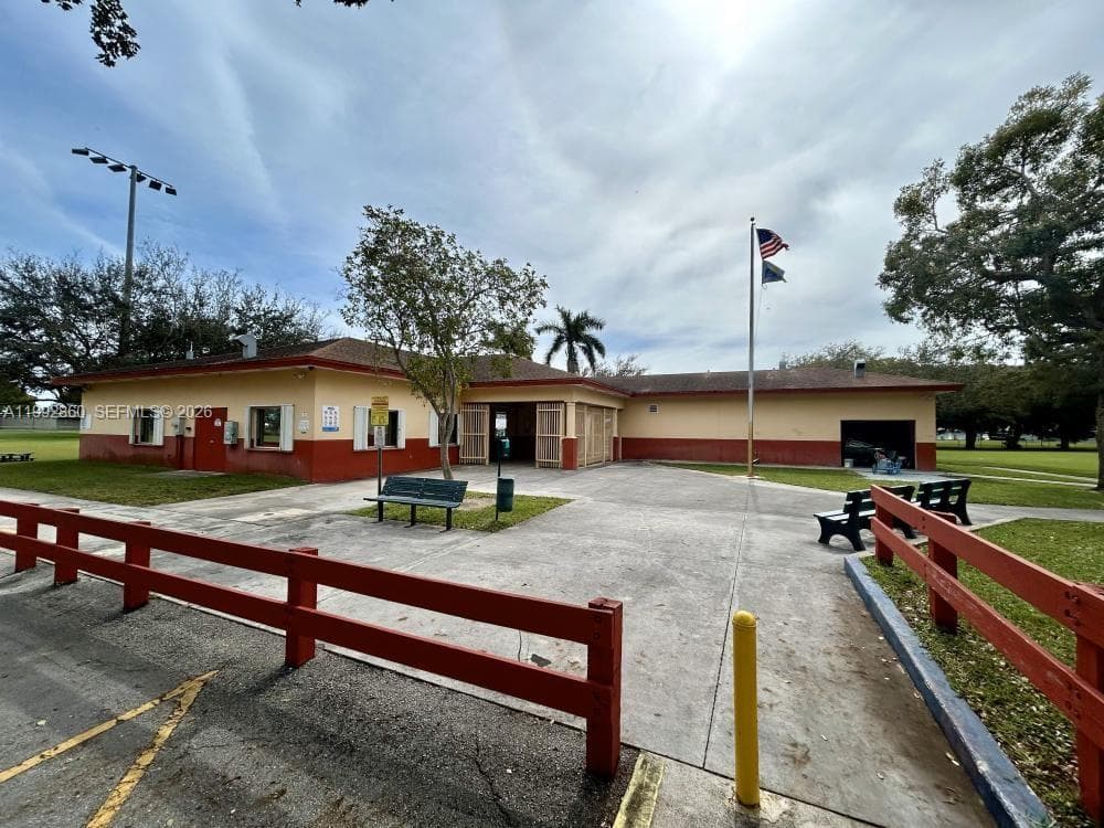 20020 Bel Aire Dr, Cutler Bay FL 33189 — 39