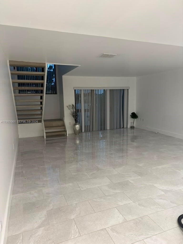 10000 NW 9th St Cir # 11, Miami FL 33172 — 2
