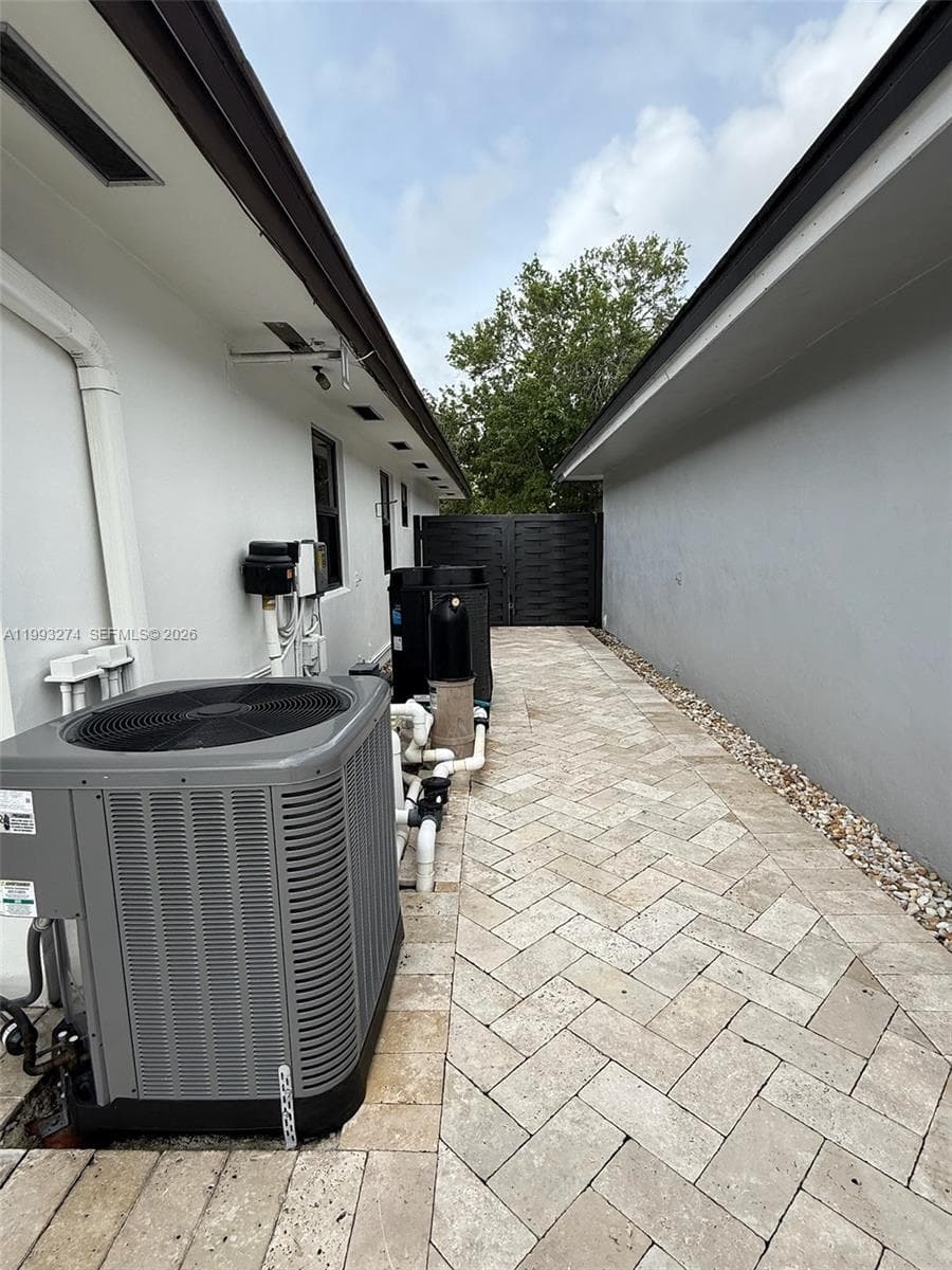 725 NW 135th Ct, Miami FL 33182 — 20