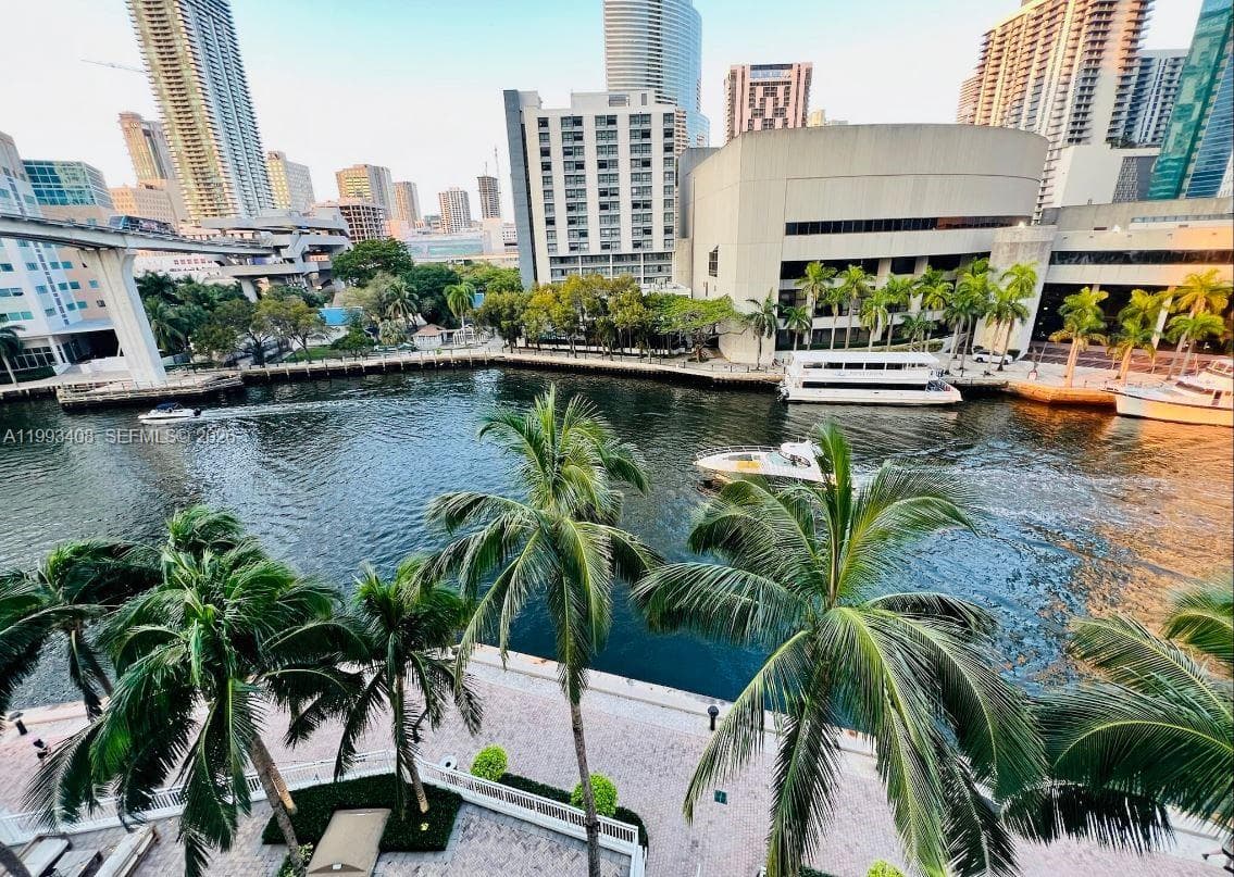 41 SE 5th St # 903, Miami FL 33131 — 23