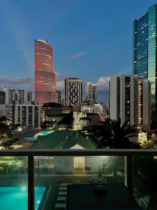 41 SE 5th St # 903, Miami FL 33131 — 27
