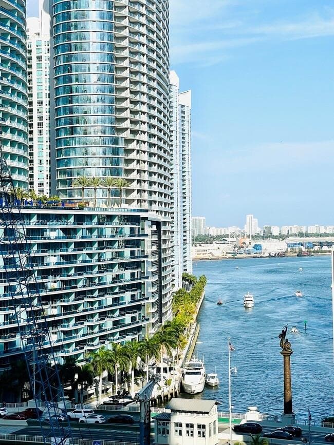 41 SE 5th St # 903, Miami FL 33131 — 26