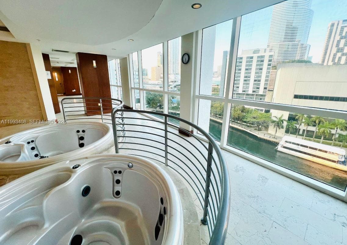 41 SE 5th St # 903, Miami FL 33131 — 22