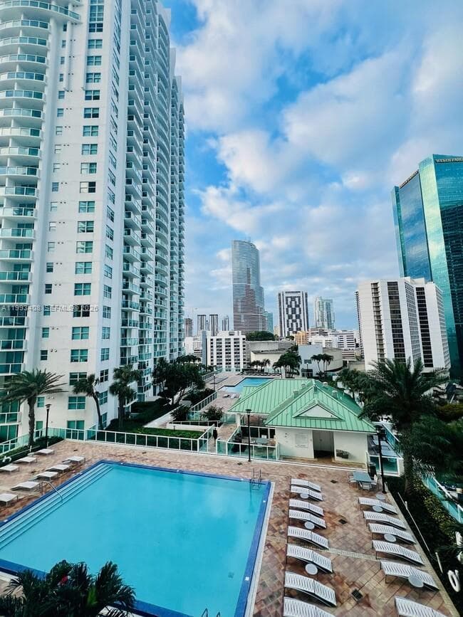 41 SE 5th St # 903, Miami FL 33131 — 25