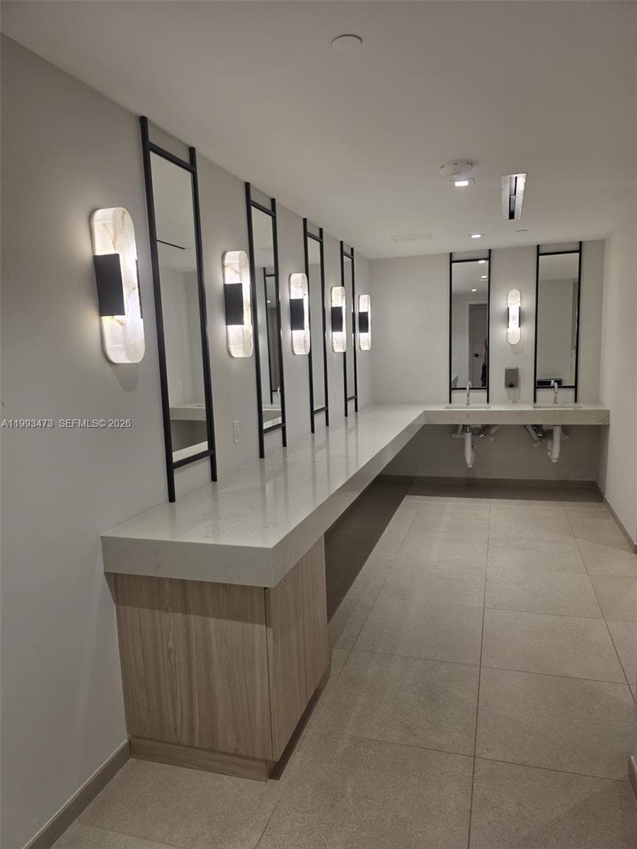 225 N Miami Ave # 910, Miami FL 33128 — 60