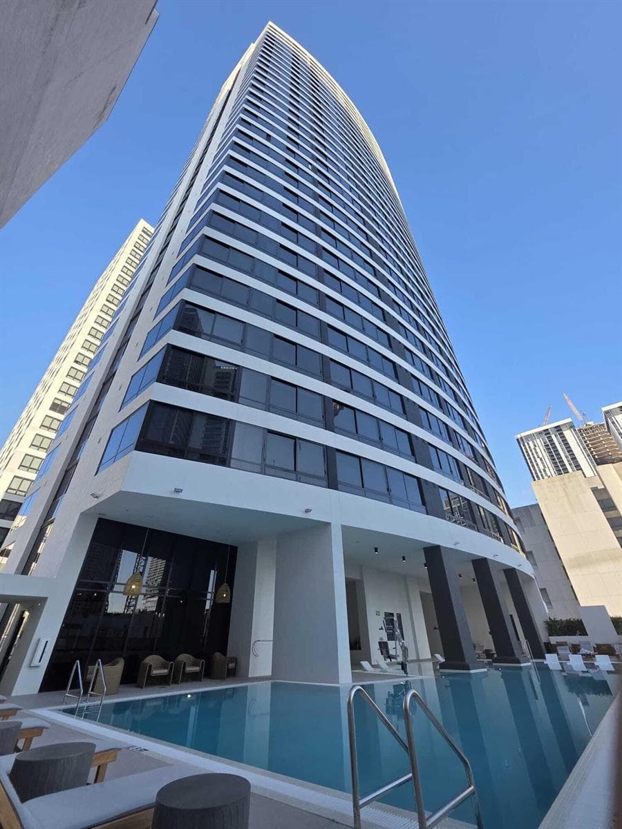 225 N Miami Avenue # 910, Miami FL 33128 — 45