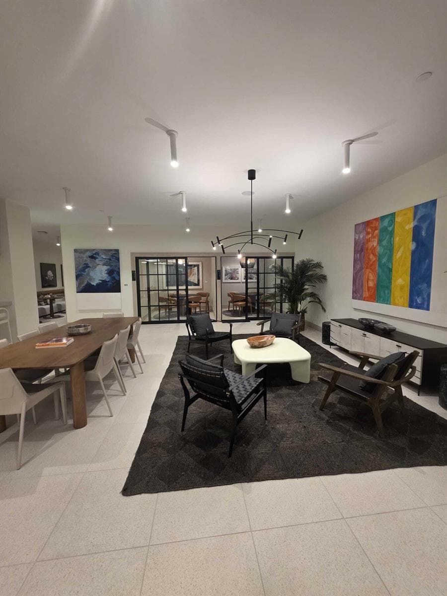225 N Miami Avenue # 910, Miami FL 33128 — 40