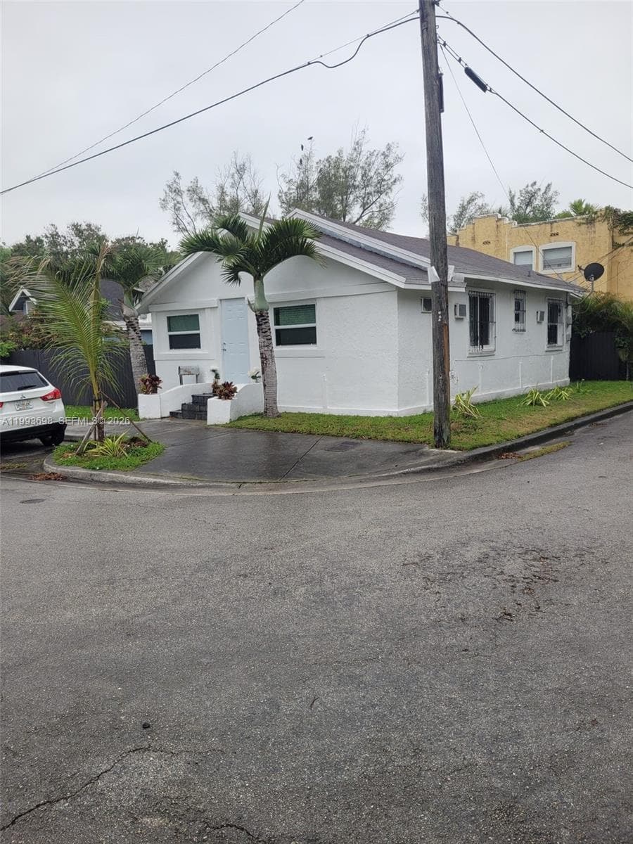 5720 NE Miami Pl, Miami FL 33137 — 6