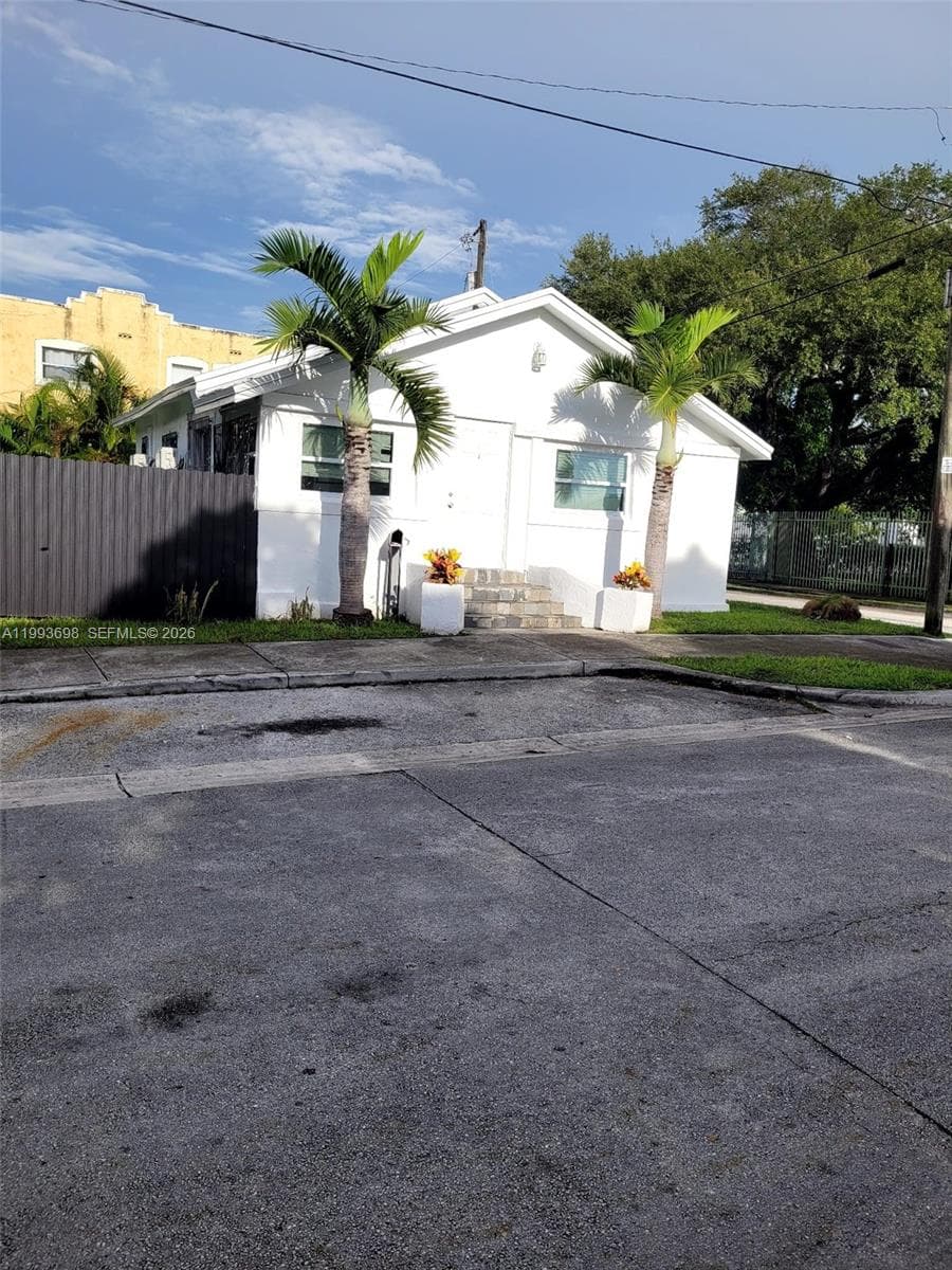 5720 NE Miami Pl, Miami FL 33137 — 3