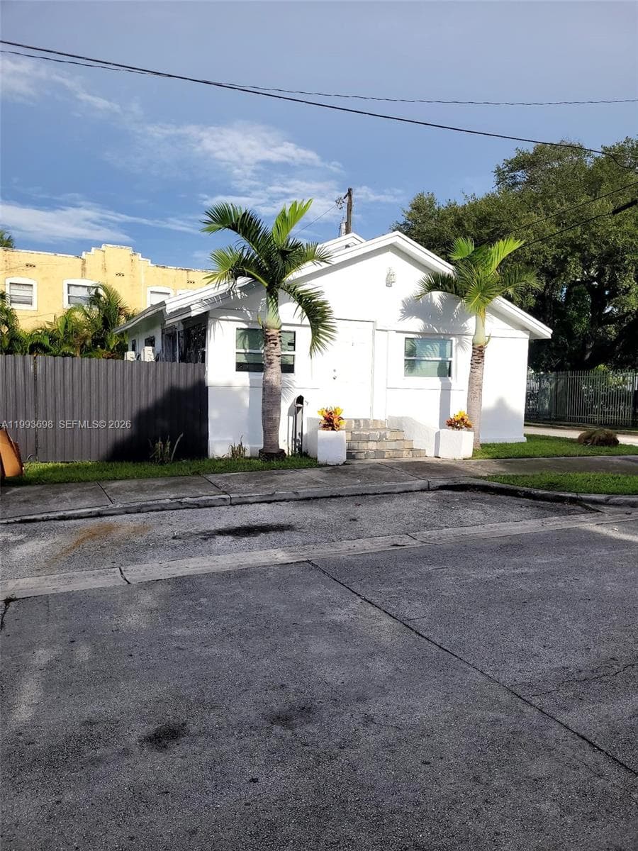 5720 NE Miami Pl, Miami FL 33137 — 1