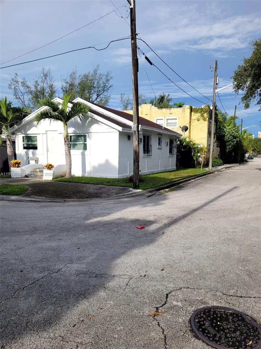 5720 NE Miami Pl, Miami FL 33137 — 5
