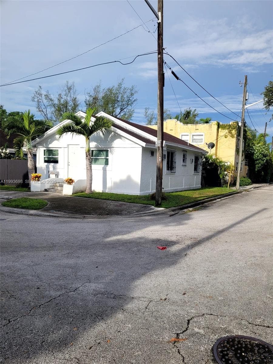 5720 NE Miami Pl, Miami FL 33137 — 4