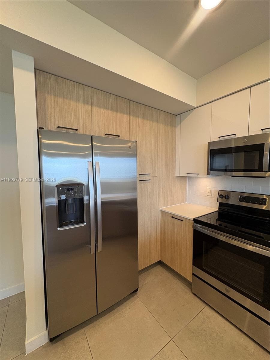 16395 Biscayne Blvd # 2010, North Miami Beach FL 33160 — 2