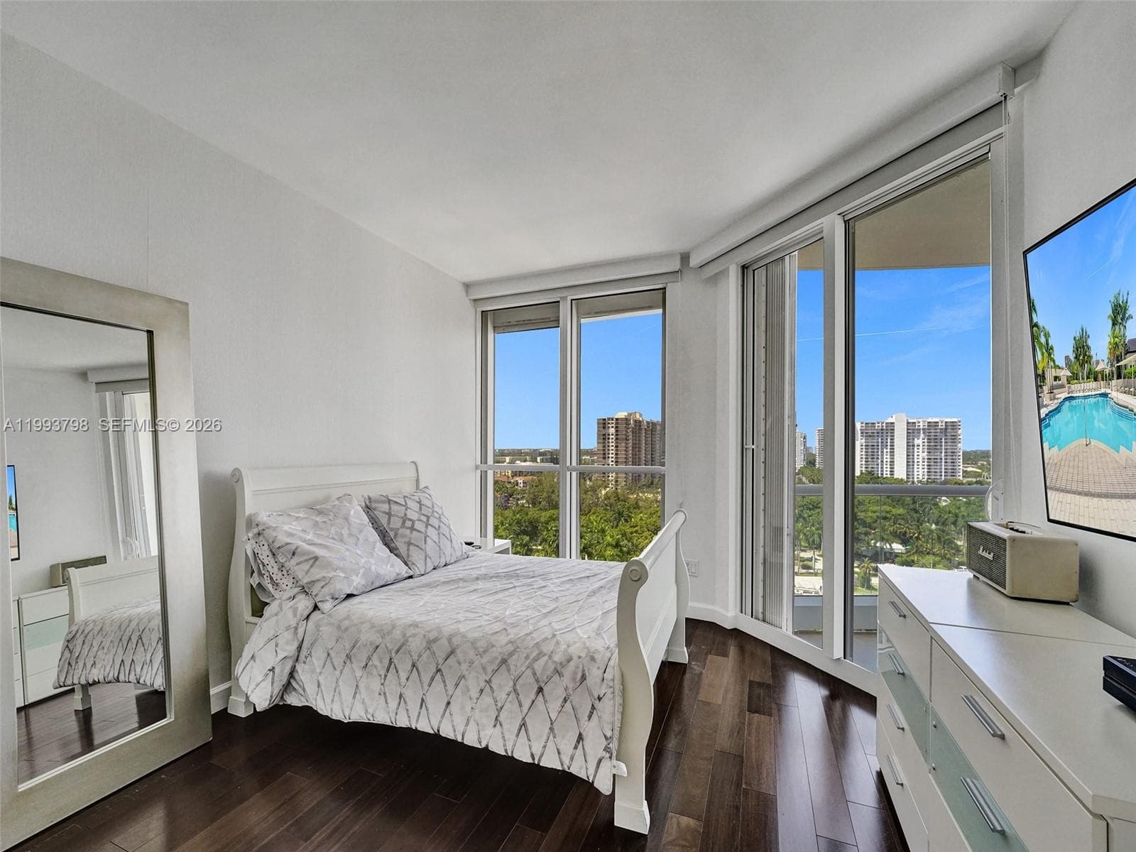 7000 Island Blvd # 1207, Aventura FL 33160 — 33