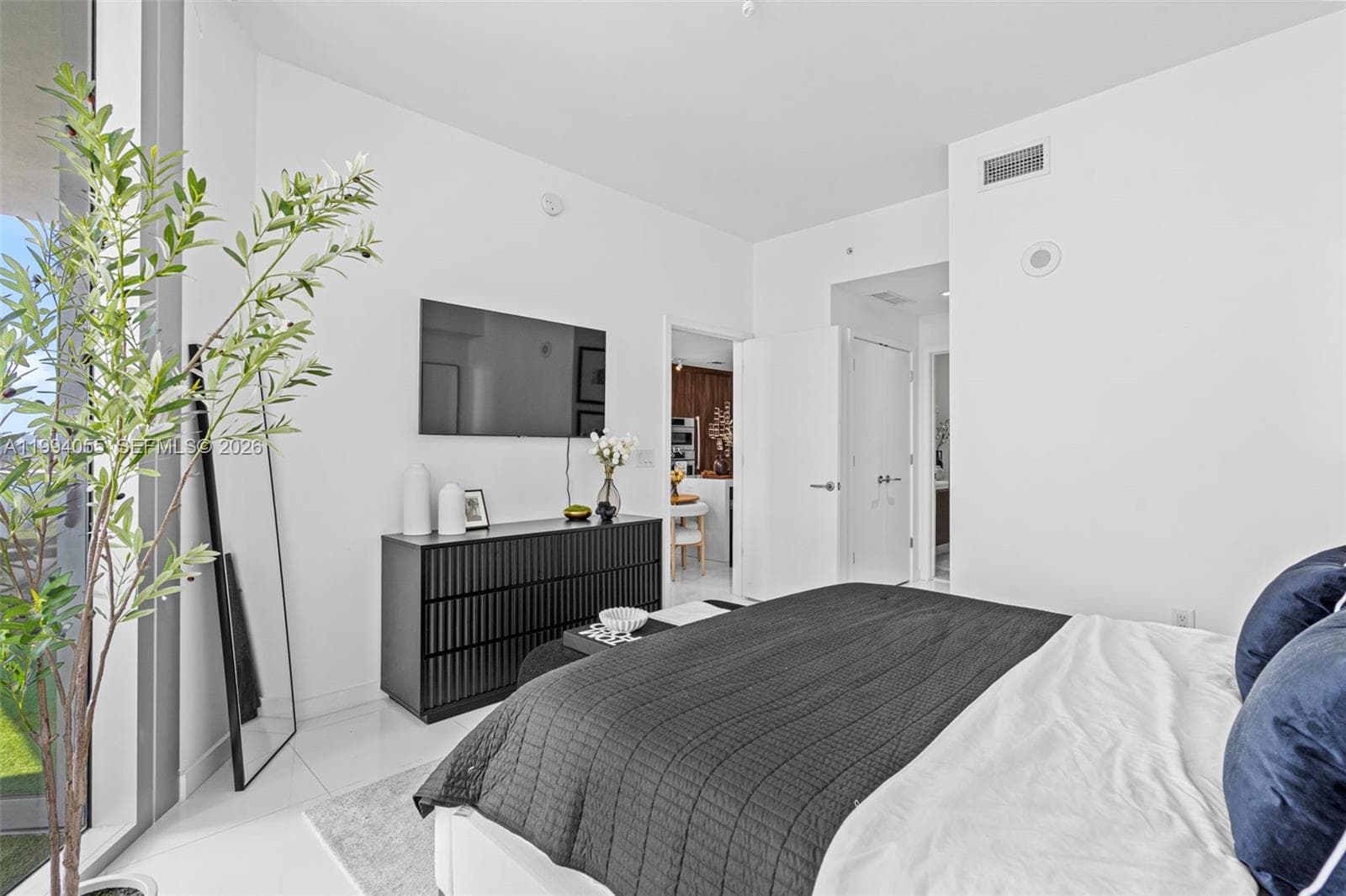 851 NE 1st Ave # 1205, Miami FL 33132 — 24