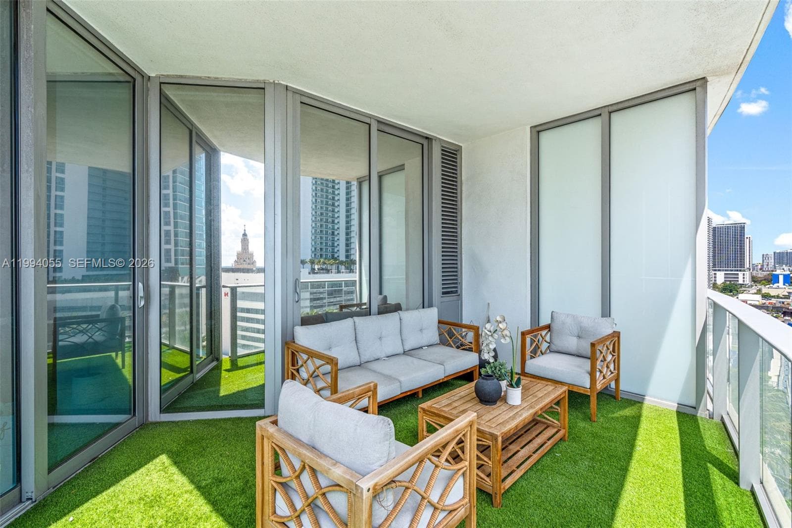 851 NE 1st Ave # 1205, Miami FL 33132 — 33