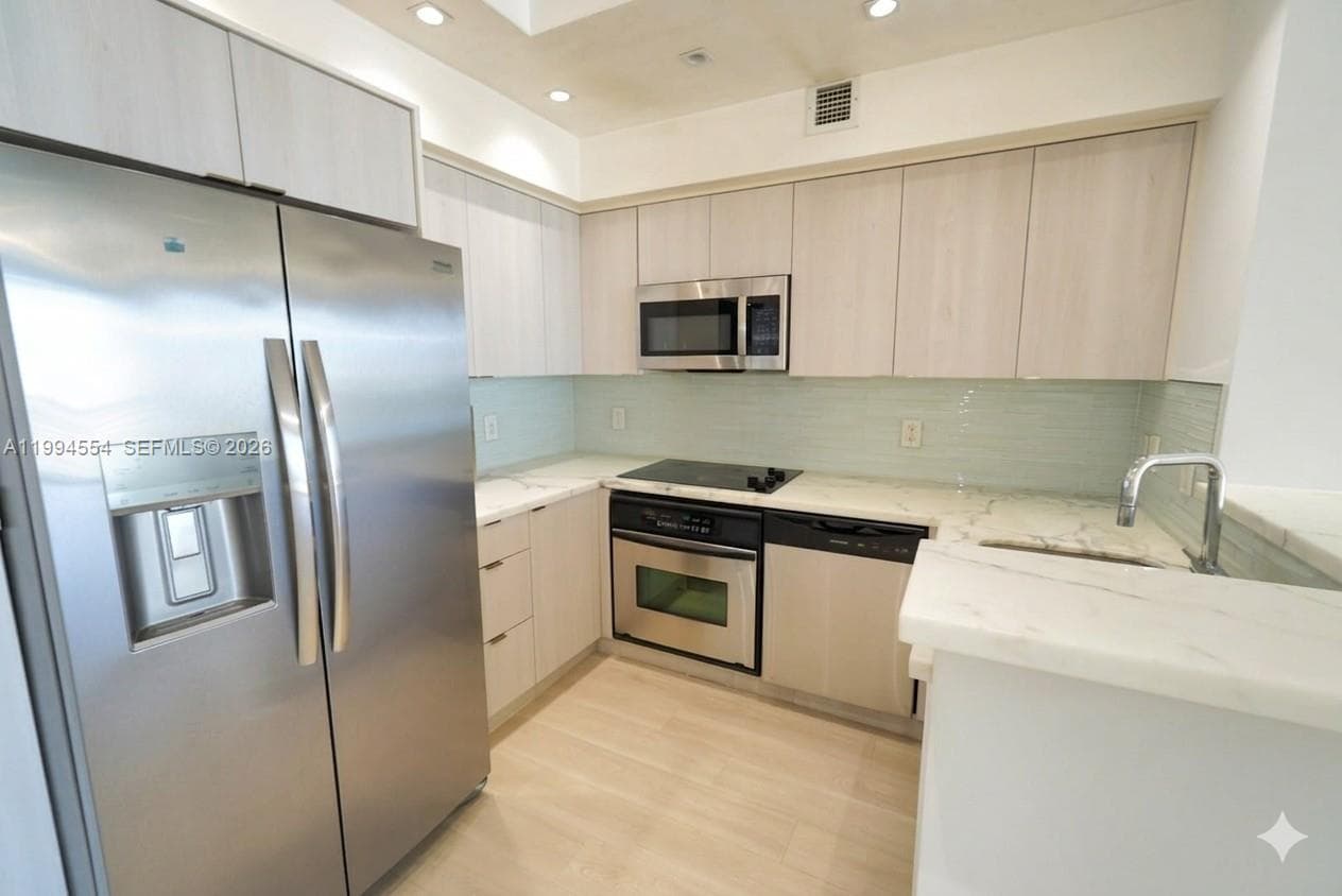 325 S Biscayne Blvd # 3314, Miami FL 33131 — 9