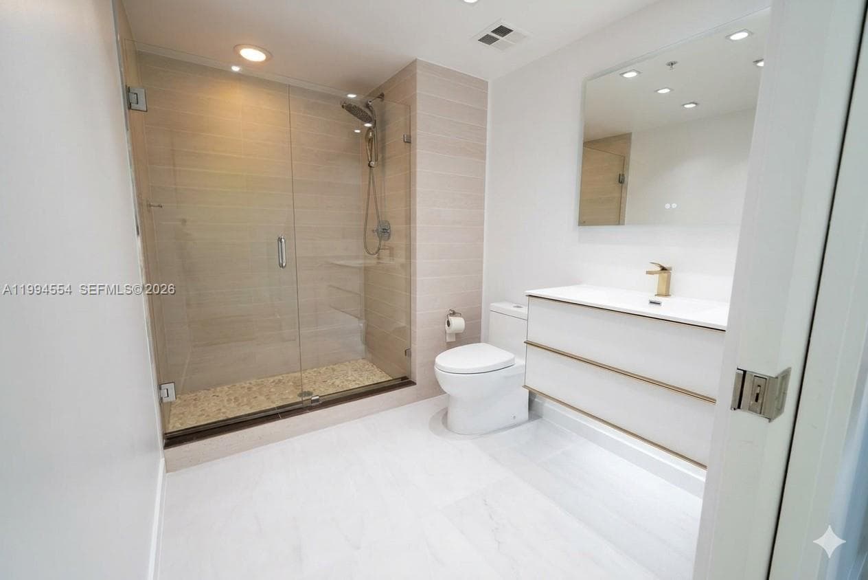 325 S Biscayne Blvd # 3314, Miami FL 33131 — 18