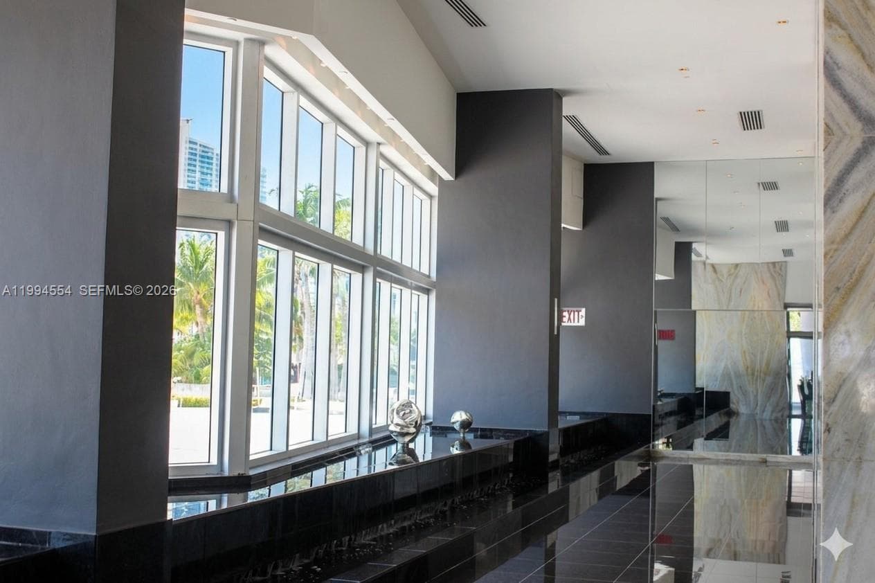 325 S Biscayne Blvd # 3314, Miami FL 33131 — 19