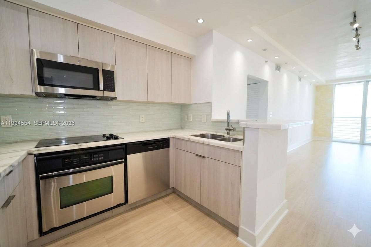 325 S Biscayne Blvd # 3314, Miami FL 33131 — 8