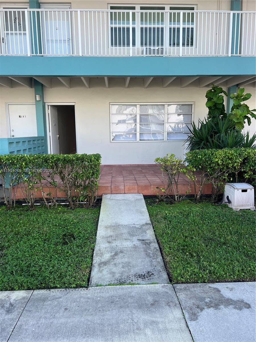 3923 NE 166th St # 106, North Miami Beach FL 33160 — 3