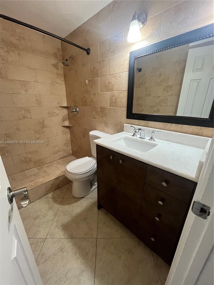 3923 NE 166th St # 106, North Miami Beach FL 33160 — 14