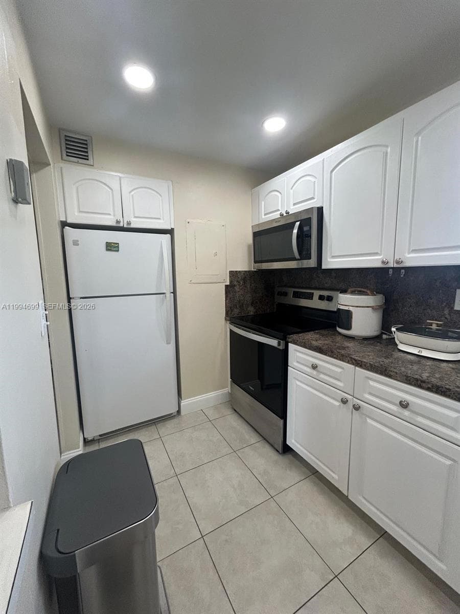 1700 NE 191st St # 304, Miami FL 33179 — 11