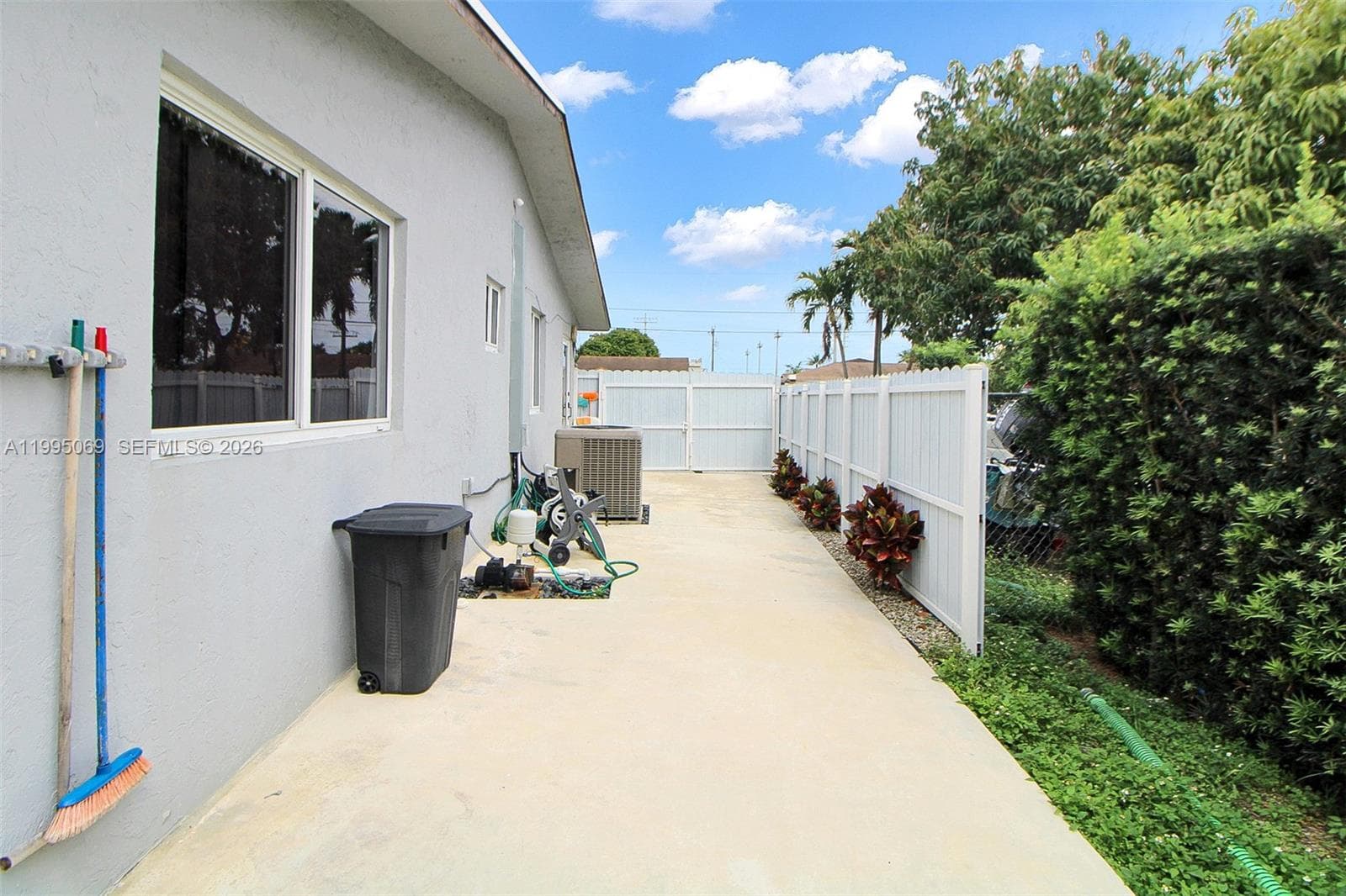 2330 W 6th Ct, Hialeah FL 33010 — 16