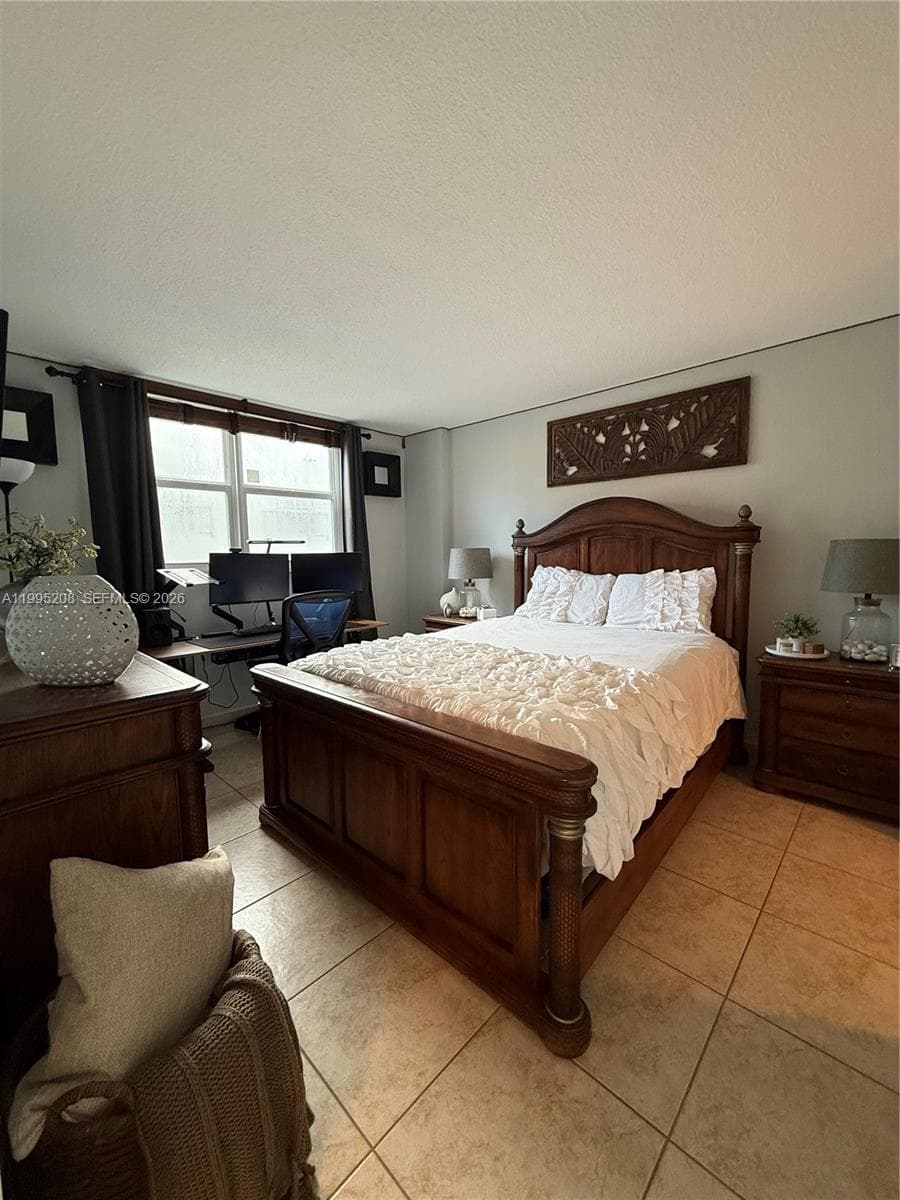 401 Ocean Dr # 324, Miami Beach FL 33139 — 17