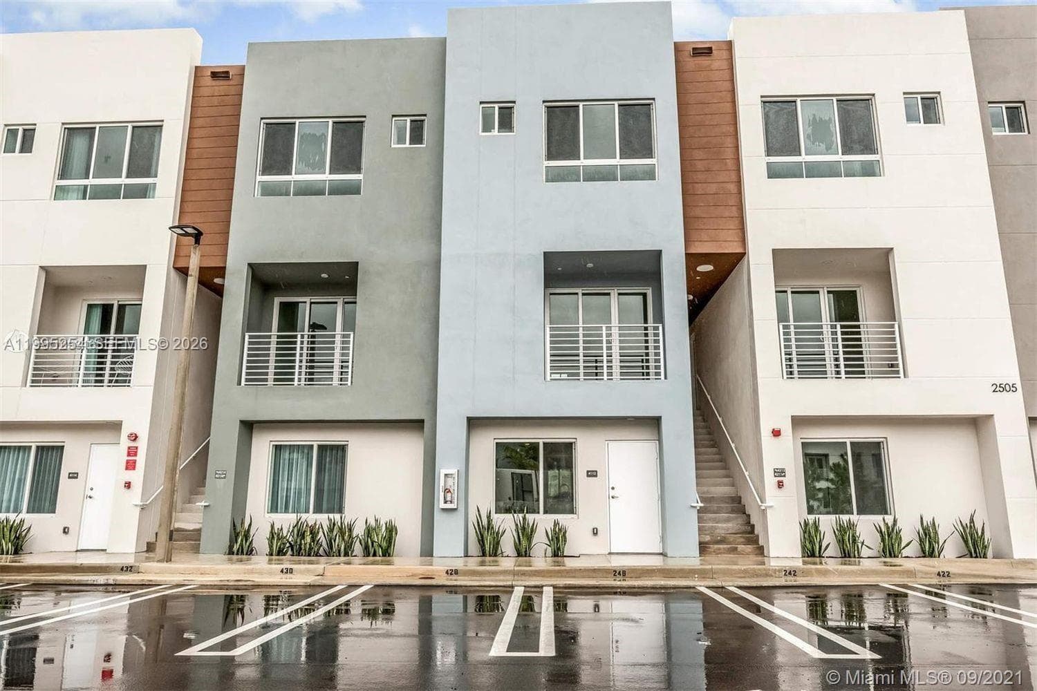 2555 NE 193rd St # 2206, Miami FL 33180 — 22
