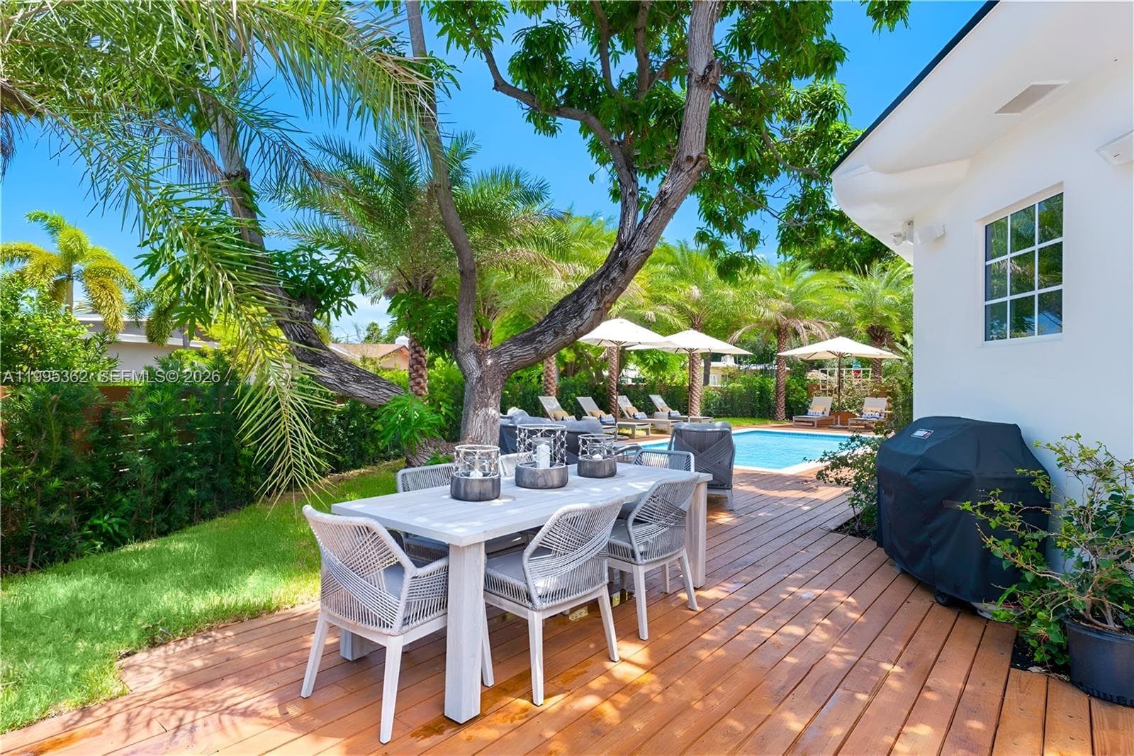 2575 Pine Tree Dr, Miami Beach FL 33140 — 26