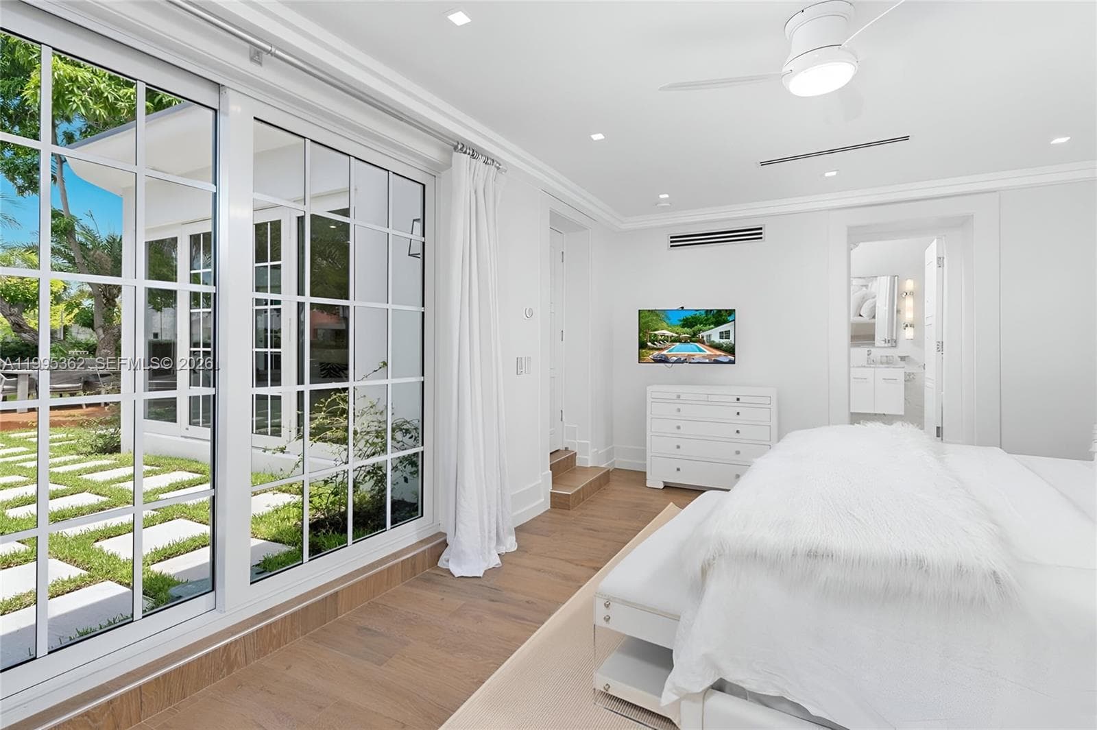 2575 Pine Tree Dr, Miami Beach FL 33140 — 15