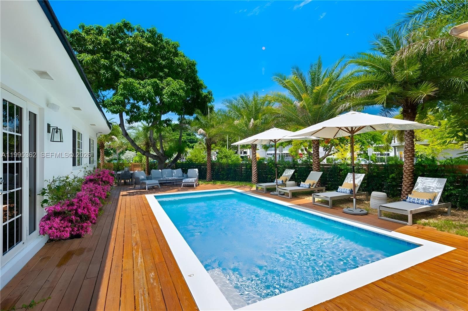 2575 Pine Tree Dr, Miami Beach FL 33140 — 25