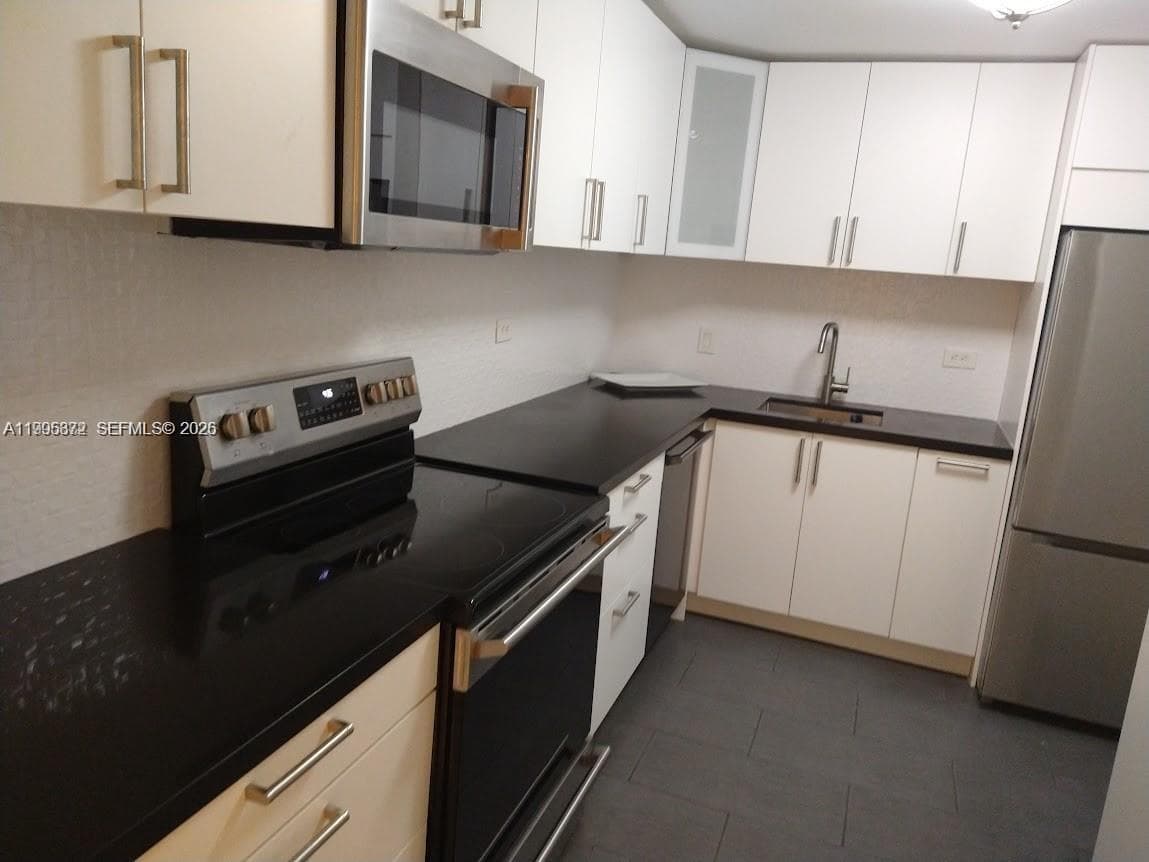 6039 Collins Ave # 407, Miami Beach FL 33140 — 16