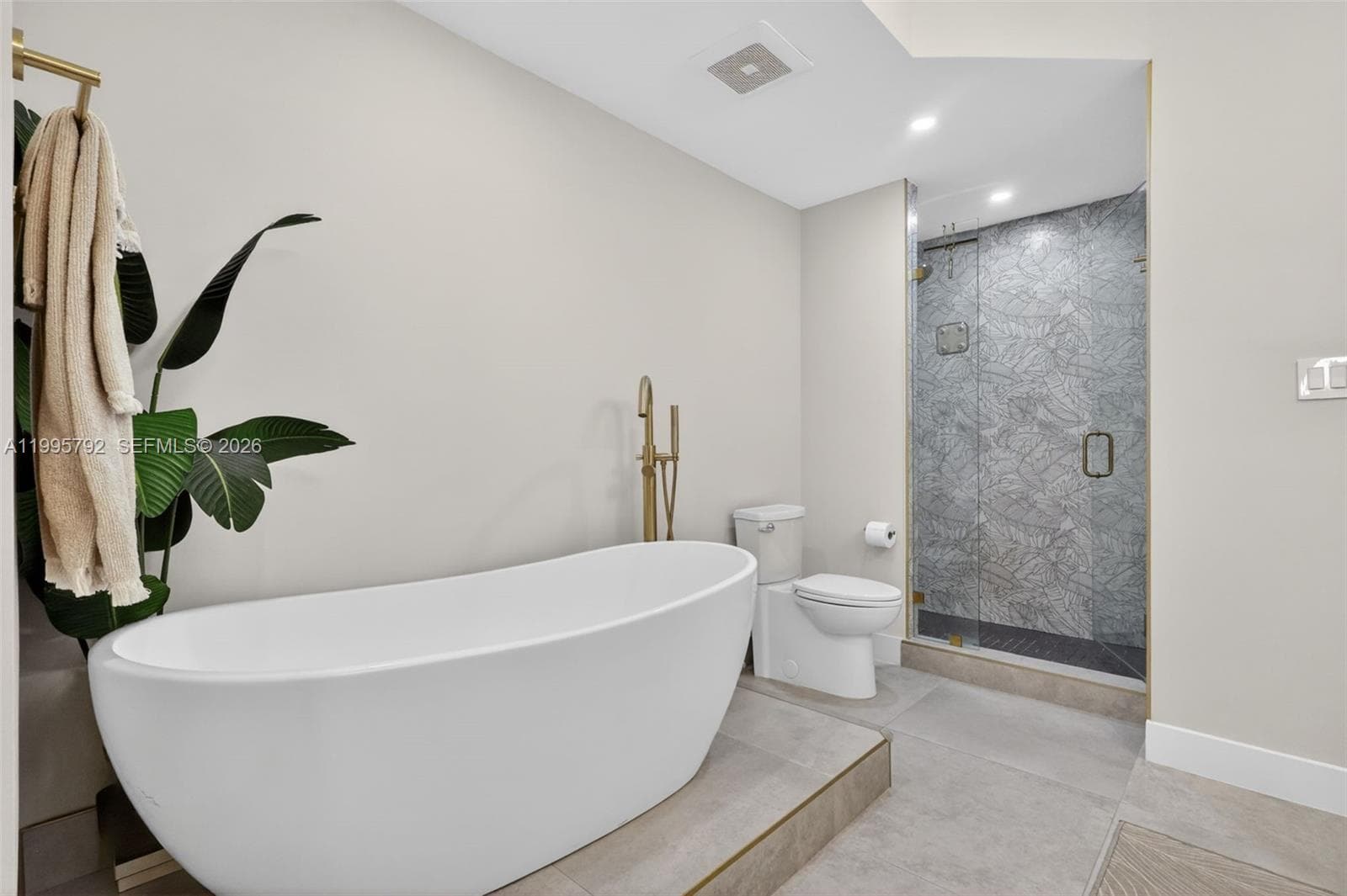1000 ISLAND BL # 3107, Aventura FL 33160 — 24