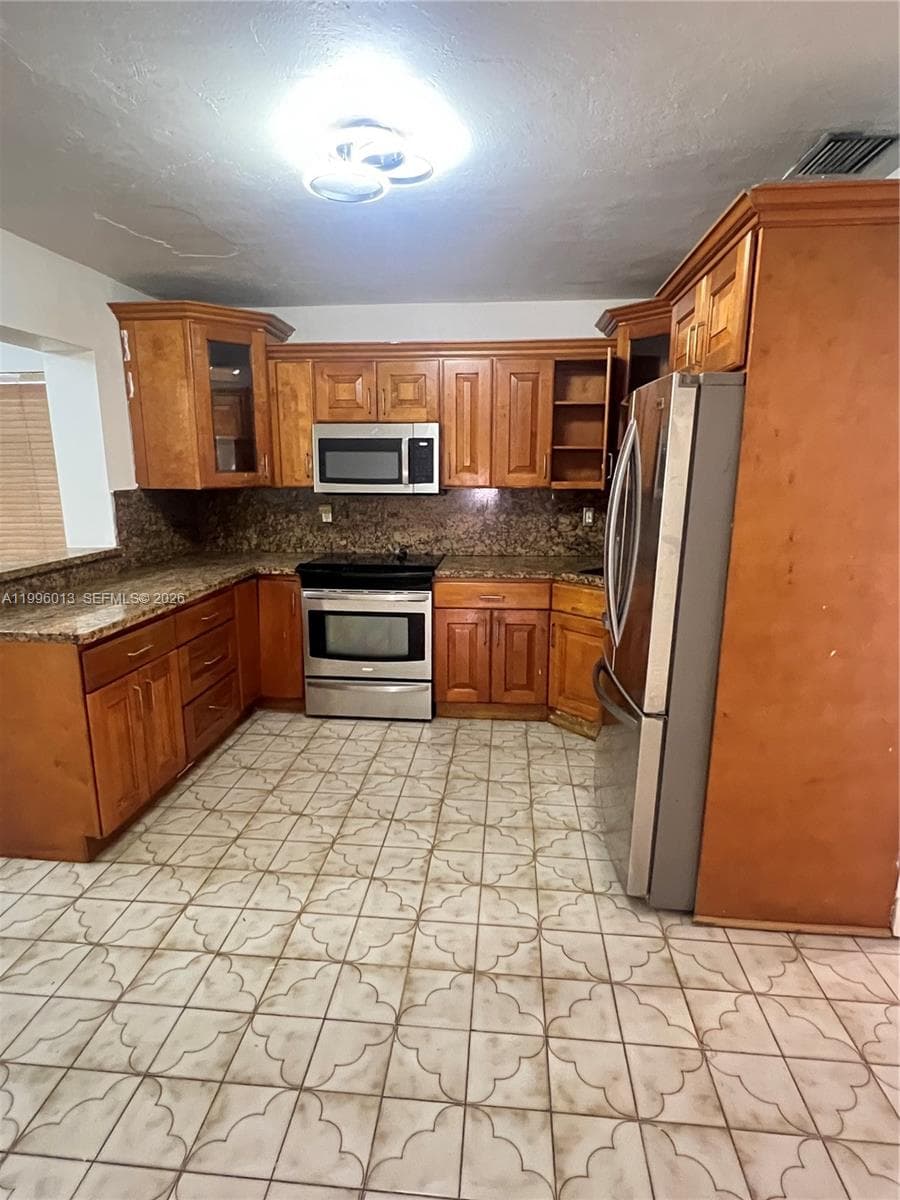 341 Aladdin St, Opa-Locka FL 33054 — 19
