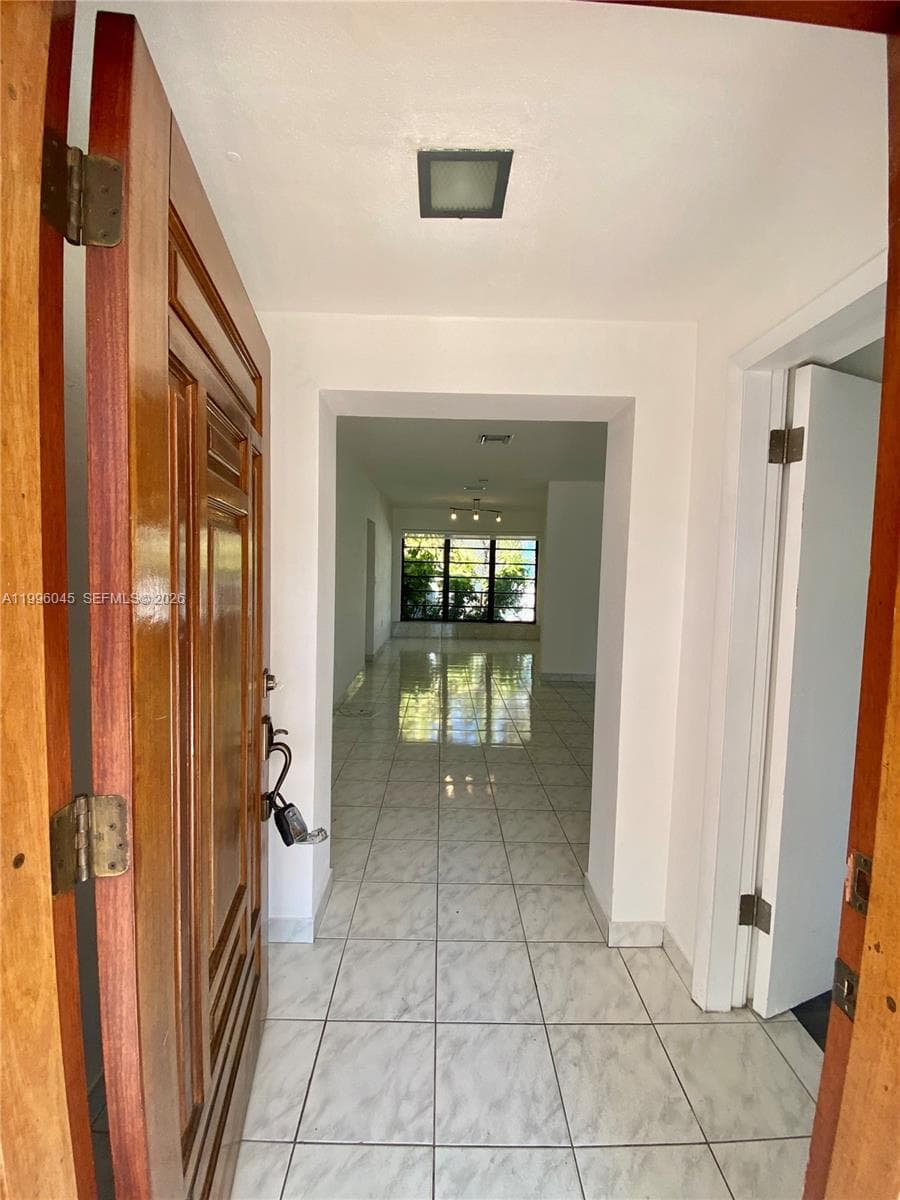 1101 Bay Dr, Miami Beach FL 33141 — 22