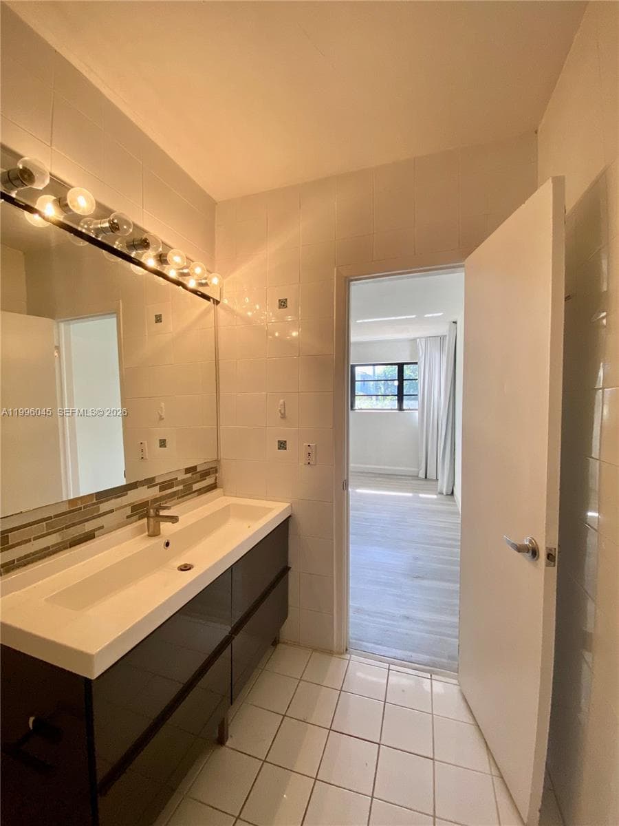 1101 Bay Dr, Miami Beach FL 33141 — 68