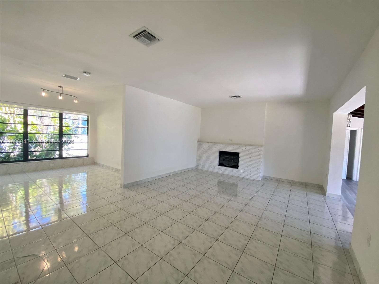 1101 Bay Dr, Miami Beach FL 33141 — 25