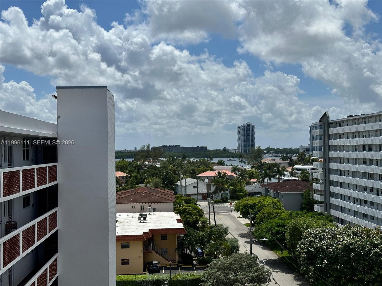 Eastern Shores White Hous, North Miami Beach, FL — 18