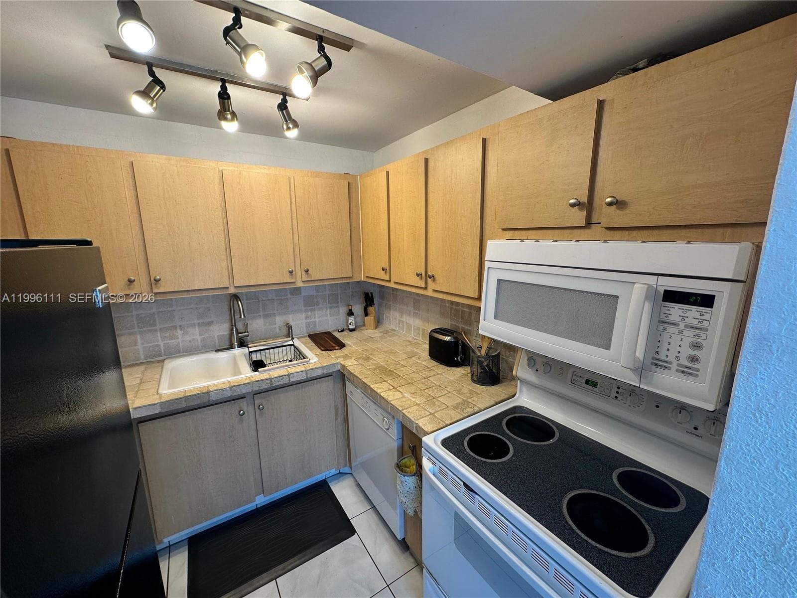 Eastern Shores White Hous, North Miami Beach, FL — 15