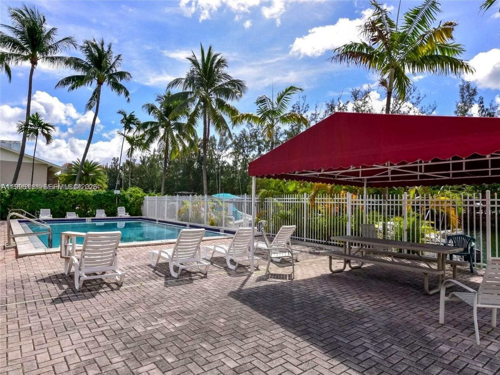 Eastern Shores White Hous, North Miami Beach, FL — 29