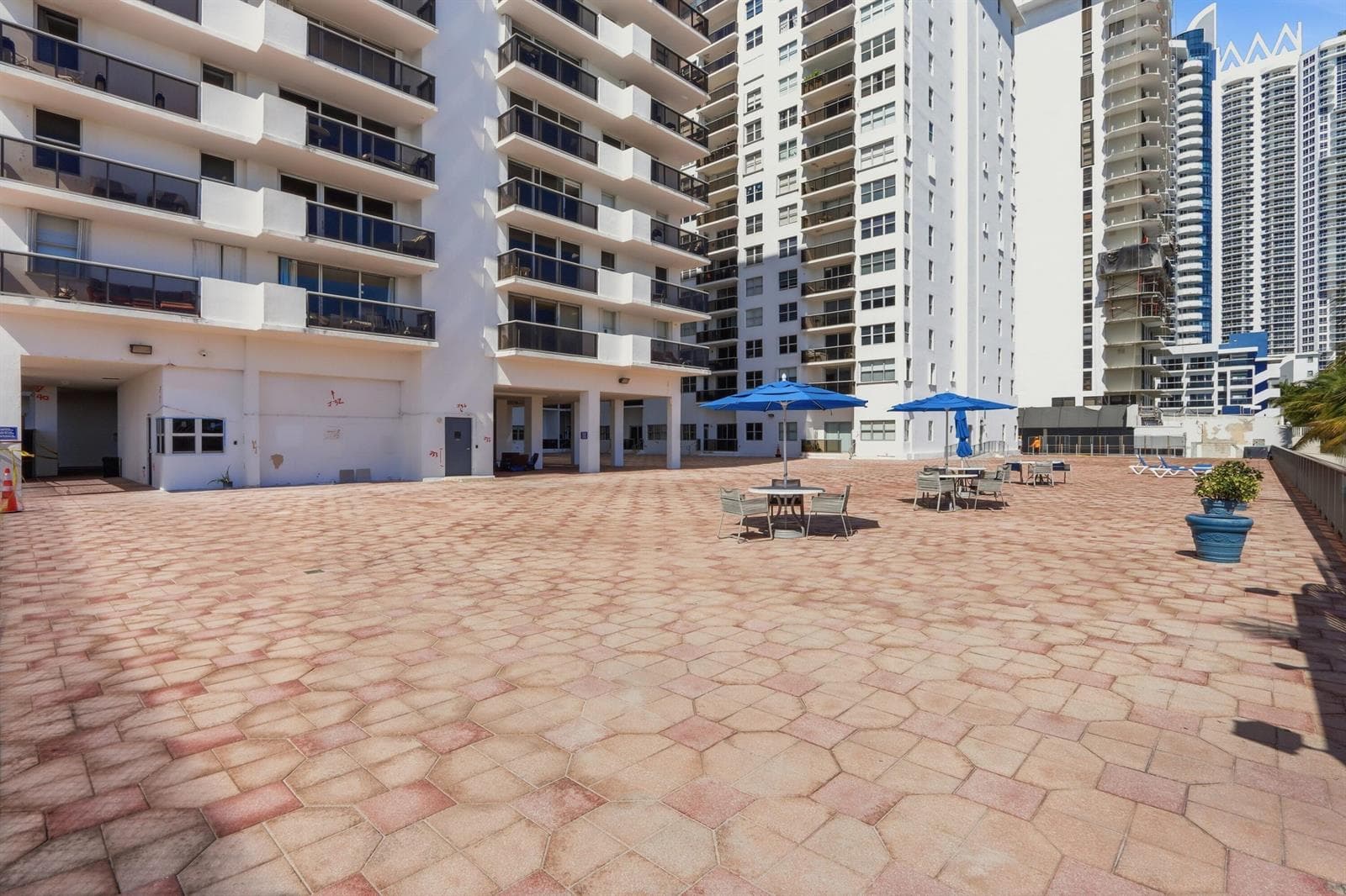 6039 Collins Avenue # 609, Miami Beach FL 33140 — 37